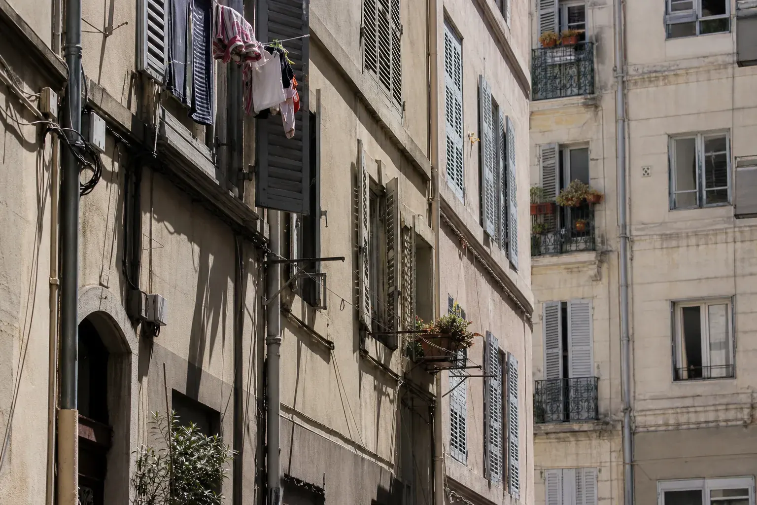 Façade minérale d’un immeuble ancien sous la lumière de Marseille