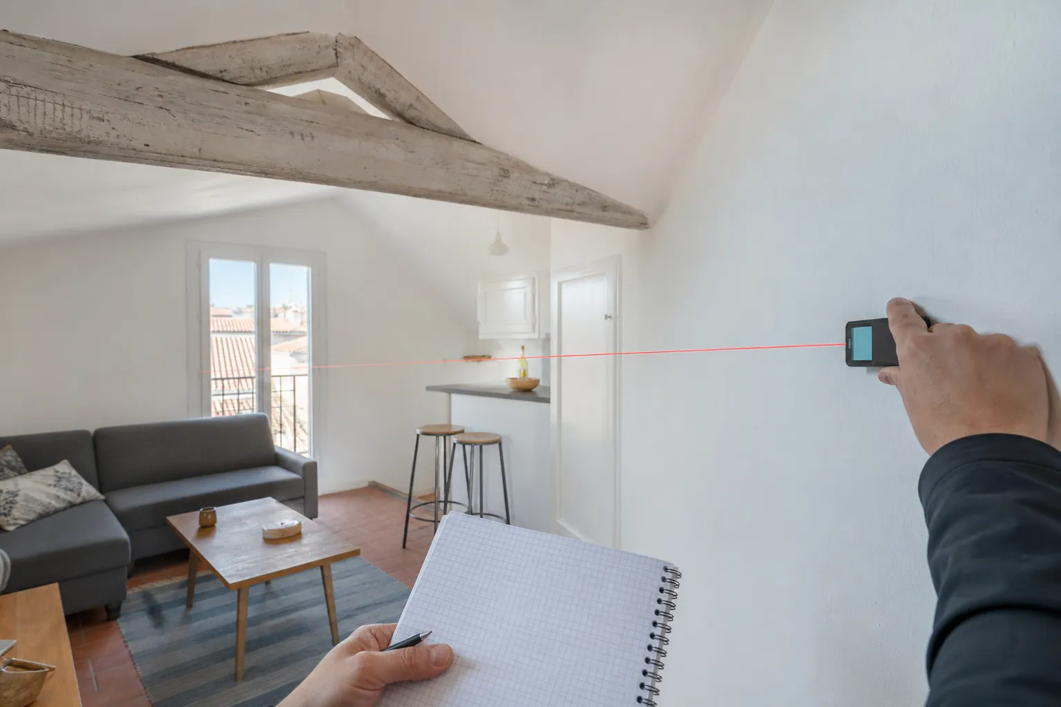 Télémètre utilisé dans un appartement mansardé